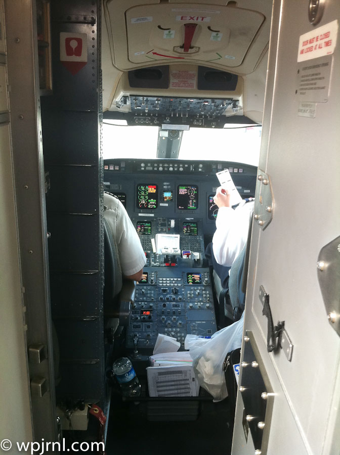 CRJ-700 Aircraft Cockpit - Aviation Experience