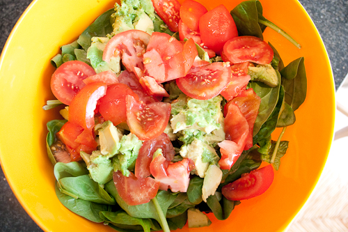 Fresh Tomato and Spinach Salad with Almonds